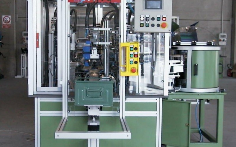 AUTOMATIC MACCHINE FOR ASSEMBLING PISTON FOR HYDRAULIC VALVE